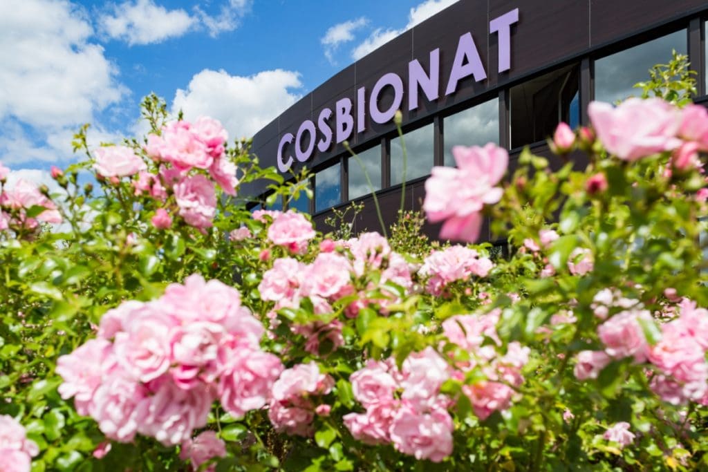 Usine du laboratoire Cosbionat à Vendôme qui fabrique les préparations et les huiles essentielles du Docteur Valnet