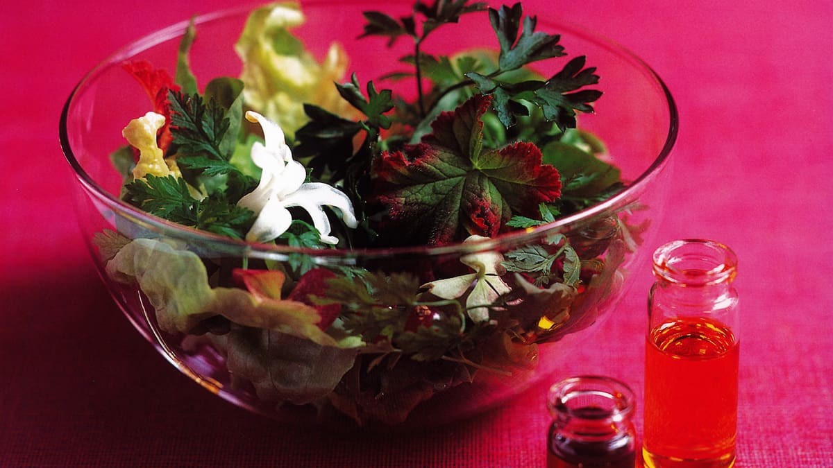 Bol de salade sur fond rose
