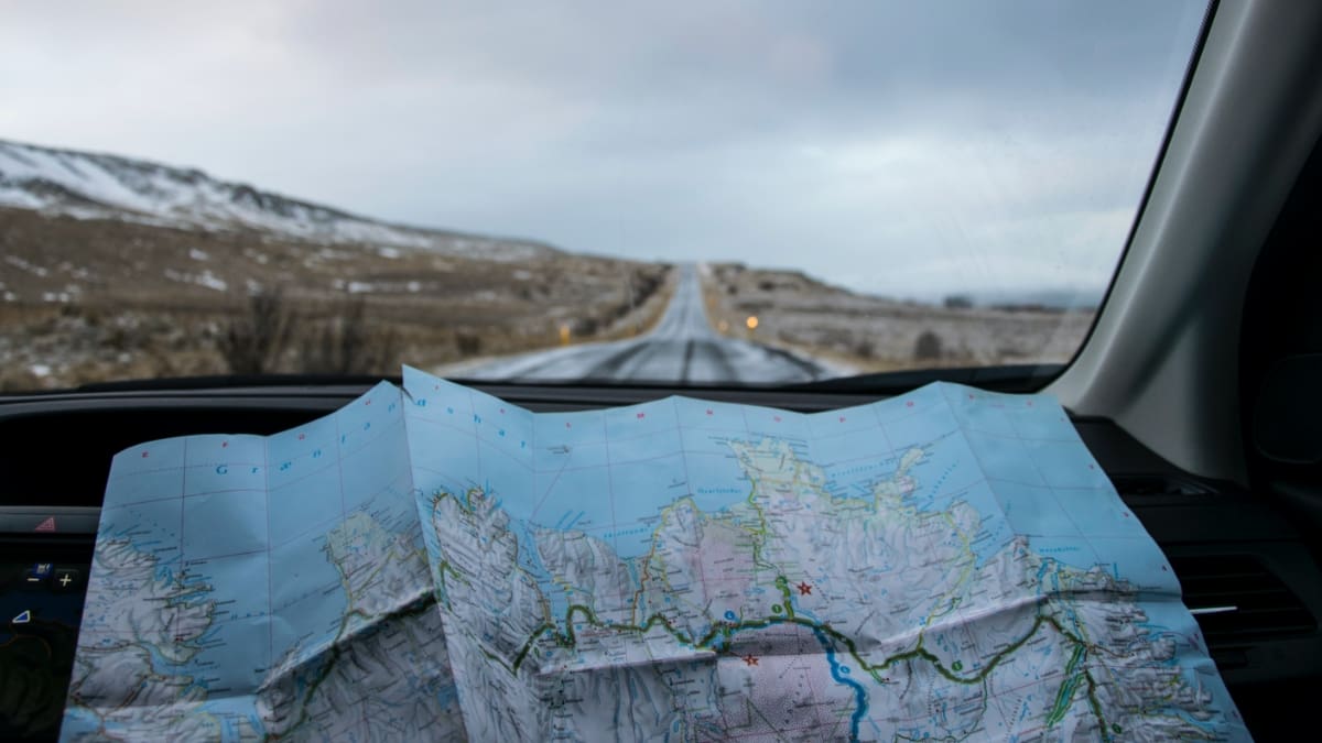 voyage en voiture dans les montagnes avec le mal des transports